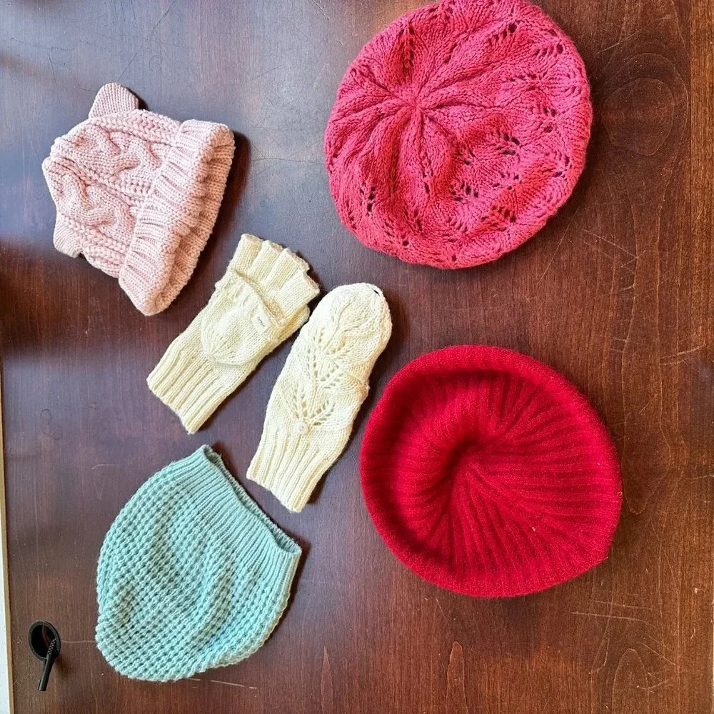 Set Bundle of 4 Knit Hats & NWT Aerie Gloves